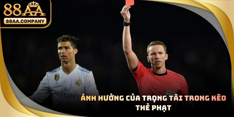 Trọng tài rút thẻ trong tình huống phạm lỗi